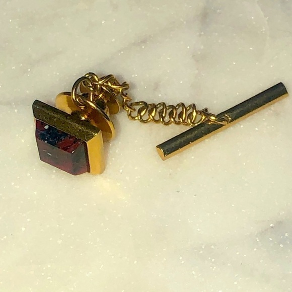 VTG Red Jasper Stone Tie Tack Tie Pin Gold Tone Approx 10mm x 10mm - Picture 3 of 7